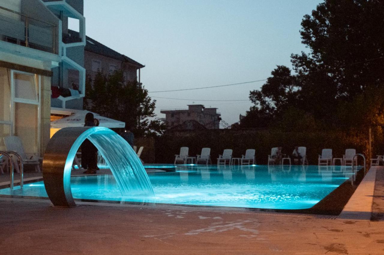 ホテル Center Park Velipojë エクステリア 写真